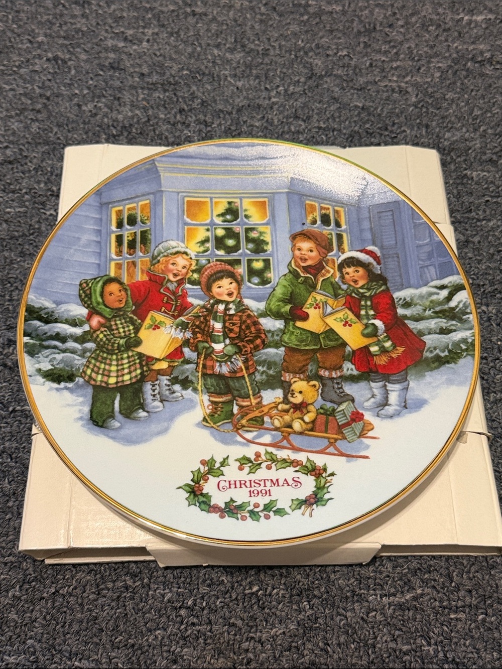 1991 Avon Christmas Decorative Plate with 22k gold rim.